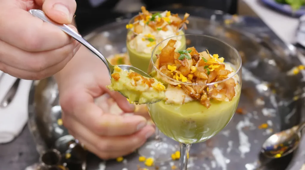 Ces verrines fraîches se vident en cinq minutes à l'apéro : tout tient à un topping que personne ne devine