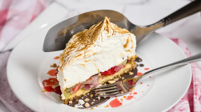 Gâteau meringué à la rhubarbe, fraises et amandes